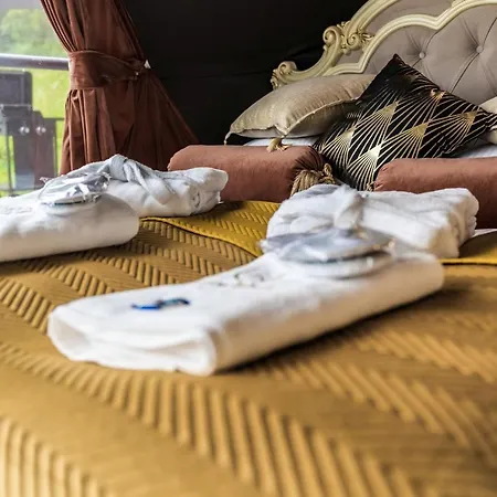 Glamp Royal Luxury tent